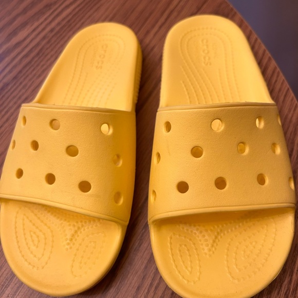 Crocs Unisex-Adult Classic Yellow Slide Sandals Women's Size 6 / Men's Size 4 - Picture 6 of 8
